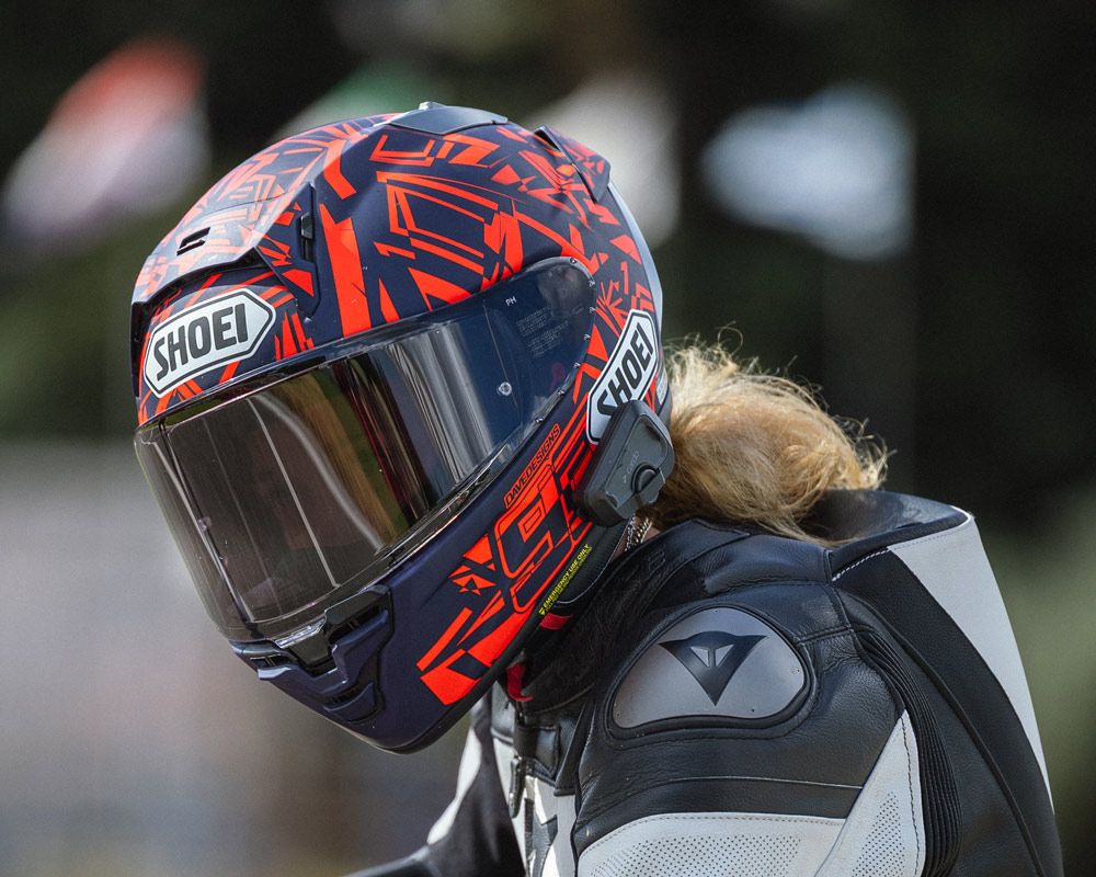 Κοντινό της Μαρίας με κράνος SHOEI X-SPR PRO – Gas Rider Stories #2